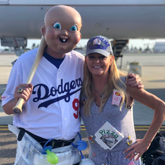 [사진] 베이브 류로 분장한 오렐 허샤이저(왼쪽)와 그의 부인 다나. /스포츠넷LA 알라나 리조 리포터 인스타그램 캡처