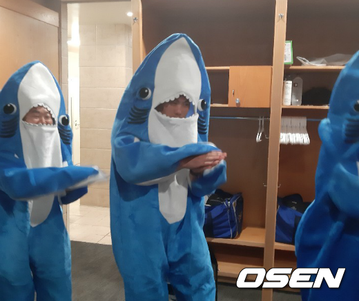 [OSEN=샌디에이고, 이상학 기자] 류현진(오른쪽)이 27일(한국시간) 경기 후 김용일 트레이닝코치와 아기 상어로 분장해 춤을 추고 있다. /waw@osen.co.kr