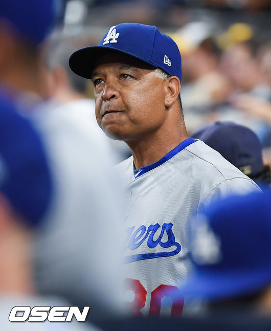 [OSEN=샌디에이고(미국 캘리포니아주),박준형 기자]1회말 2사 1,3루 위기에서 다저스 로버츠 감독이 어두운 표정을 짓고 있다. / soul1014@osen.co.kr