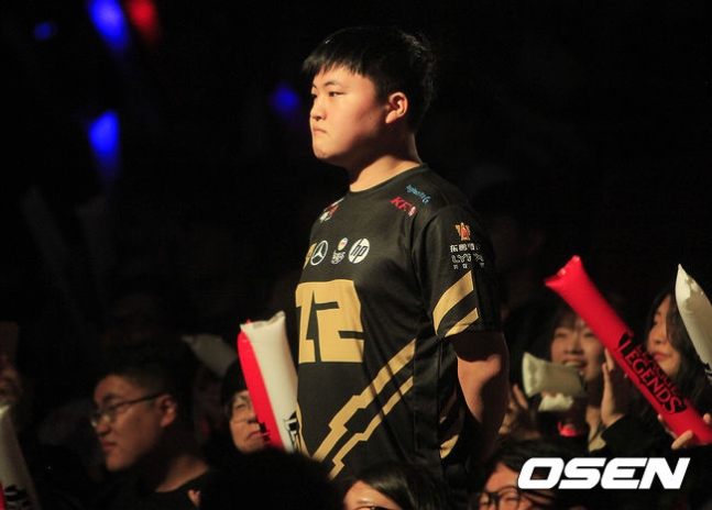 팔 부상으로 어려움을 겪는다고 알려진 '우지' 지안쯔하오.