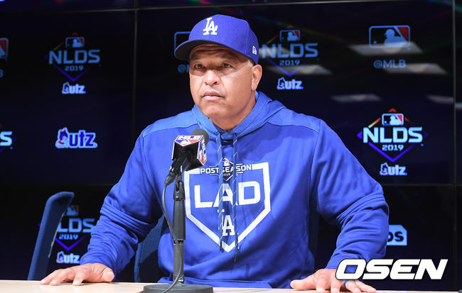 [OSEN=LA(미국 캘리포니아주),박준형 기자]다저스 로버츠 감독이 인터뷰를 하고 있다.  / soul1014@osen.co.kr