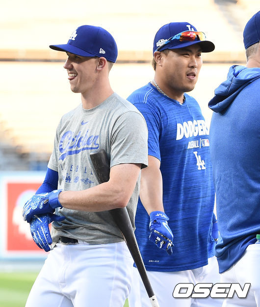 [OSEN=LA(미국 캘리포니아주), 박준형 기자] 워커 뷸러(왼쪽)와 류현진이 타격 훈련을 하며 웃고 있다. /soul1014@osen.co.kr