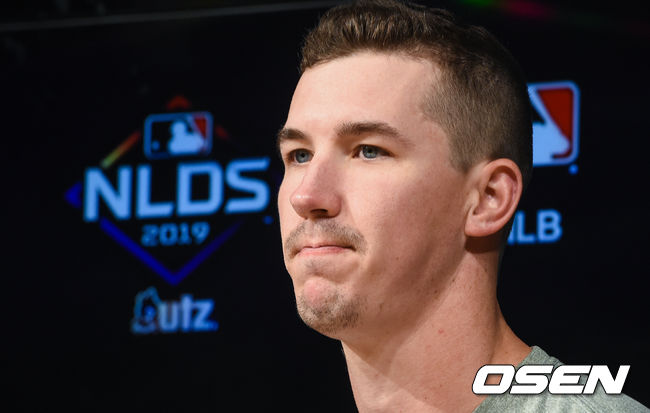 [OSEN=LA(미국 캘리포니아주),박준형 기자]훈련에 앞서 1차전 선발투수 뷸러가 인터뷰를 하고 있다./ soul1014@osen.co.kr