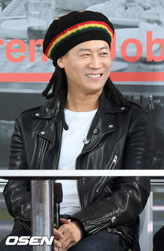 [OSEN=부산, 민경훈 기자] 4일 오후 부산 해운대구 영화의 전당에서 ‘제24회 부산국제영화제’ 영화 ‘극한직업’ 오픈토크 행사가 열렸다.  배우 진선규가 무대 위에서 미소짓고 있다. /rumi@osen.co.kr