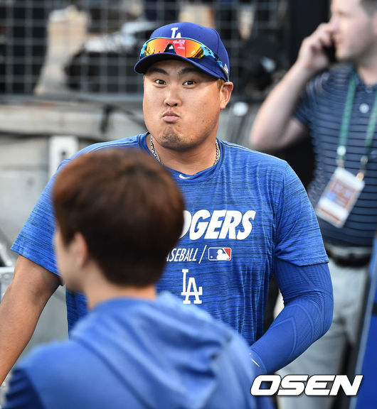 [OSEN=LA(미국 캘리포니아주),박준형 기자] 디비전시리즈 개막 하루 앞둔 3일(한국시간) 미국 캘리포니아주 로스앤젤레스 다저스타디움에서 2019 메이저리그 내셔널리그 디비전시리즈(NLDS) 공식훈련이 진행됐다.타격훈련을 마친 류현진이 기자의 질문에 익살스러운 표정을 짓고 있다./  soul1014@osen.co.kr