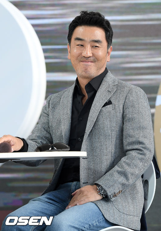 [OSEN=부산, 민경훈 기자] 4일 오후 부산 해운대구 영화의 전당에서 ‘제24회 부산국제영화제’ 영화 ‘극한직업’ 오픈토크 행사가 열렸다.  배우 류승룡이 무대 위에서 미소짓고 있다. /rumi@osen.co.kr