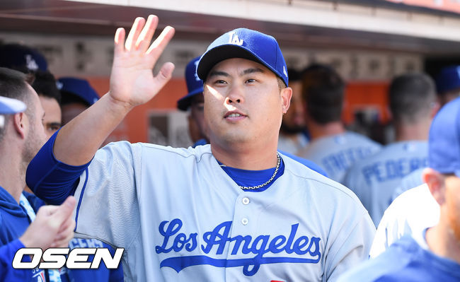 [OSEN=샌프란시스코(미국 캘리포니아주),박준형 기자]7회말 이닝종료 후 교체된 류현진이 가족 향해 손인사를 하고 있다. / soul1014@osen.co.kr