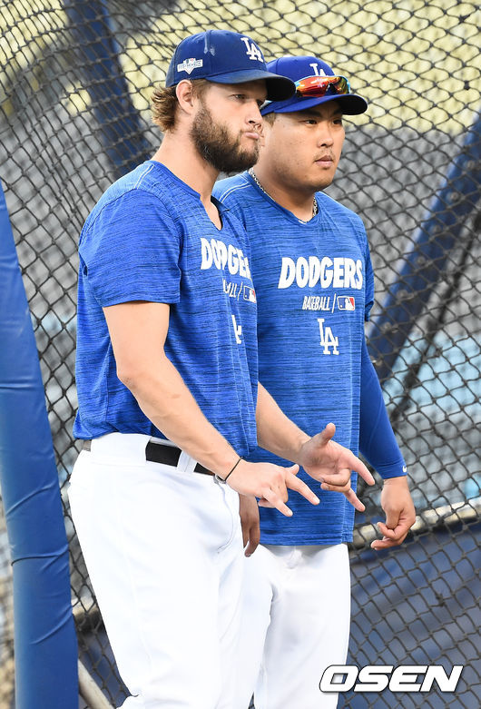 [OSEN=LA(미국 캘리포니아주),박준형 기자] 디비전시리즈 개막 하루 앞둔 3일(한국시간) 미국 캘리포니아주 로스앤젤레스 다저스타디움에서 2019 메이저리그 내셔널리그 디비전시리즈(NLDS) 공식훈련이 진행됐다.타격훈련을 마친 류현진과 커쇼가 그라운드를 빠져나가고 있다. /  soul1014@osen.co.kr