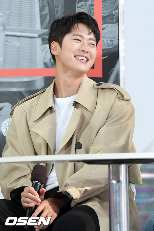 [OSEN=부산, 민경훈 기자] 4일 오후 부산 해운대구 영화의 전당에서 ‘제24회 부산국제영화제’ 영화 ‘극한직업’ 오픈토크 행사가 열렸다.  배우 공명이 무대 위에서 미소짓고 있다. /rumi@osen.co.kr