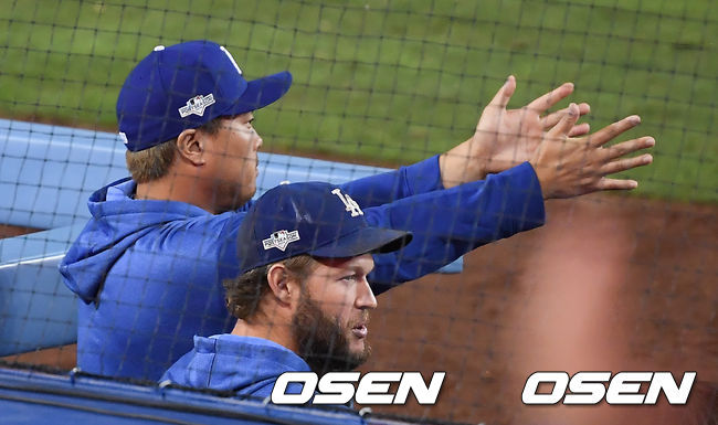 [OSEN=LA(미국 캘리포니아주),박준형 기자] NLDS 1차전 8회말 2사 류현진이 작 피더슨의 파울타구때 손짓하고 있다.  / soul1014@osen.co.kr
