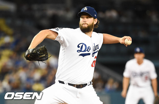 [OSEN=LA(미국 캘리포니아주),박준형 기자]1회초 다저스 선발투수 커쇼가 역투하고 있다. / soul1014@osen.co.kr