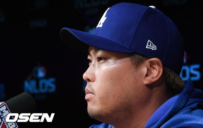 [OSEN=LA(미국 캘리포니아주),박준형 기자]경기에 앞서 3차전 선발투수 류현진이 인터뷰를 하고 있다. / soul1014@osen.co.kr