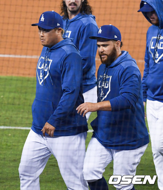 [OSEN=LA(미국 캘리포니아주),박준형 기자] 경기종료 후 다저스 류현진과 마틴이 미소 짓고 있다./ soul1014@osen.co.kr