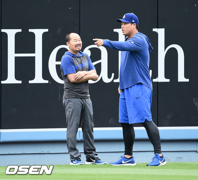 [OSEN=LA(미국 캘리포니아주),박준형 기자] 경기에 앞서 류현진이 김용일 코치와 이야기를 나누고 있다./ soul1014@osen.co.kr