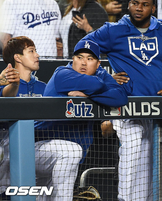 [OSEN=LA(미국 캘리포니아주),박준형 기자]9회말 2사 만루 류현진이 경기를 지켜보고 있다. / soul1014@osen.co.kr