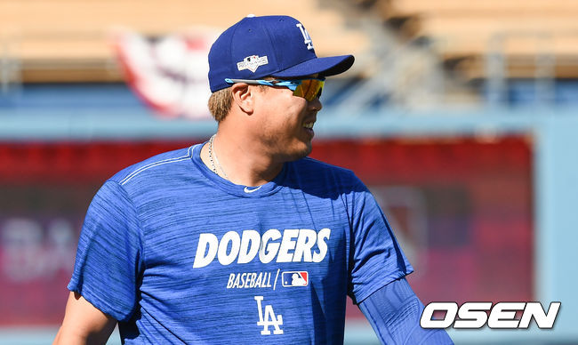 [OSEN=LA(미국 캘리포니아주),박준형 기자]경기에 앞서 류현진이 롱토스 캐치볼한뒤 미소 짓고 있다. / soul1014@osen.co.kr