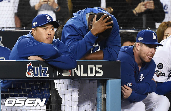 [OSEN=LA(미국 캘리포니아주),박준형 기자]9회말 2사 만루 류현진이 경기를 지켜보고 있다. / soul1014@osen.co.kr