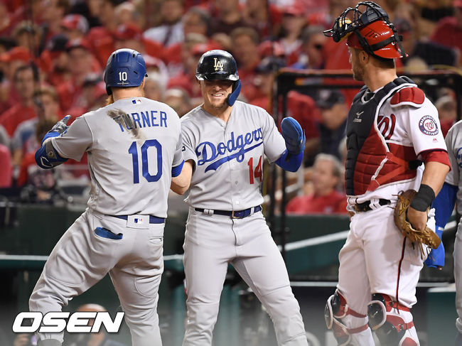[OSEN=워싱턴 D.C.(미국), 박준형 기자] 7일(한국시간) 미국 워싱턴 D.C. 내셔널스 파크에서  2019 MLB 포스트시즌 내셔널리그 디비전시리즈(NLDS) 워싱턴 내셔널스와 LA의 다저스의 3차전이 진행됐다.6회초 2사 1,2루에서 LA 저스틴 터너가 좌월 스리런 홈런을 치고 홈에서 환호하고 있다. /soul1014@osen.co.kr