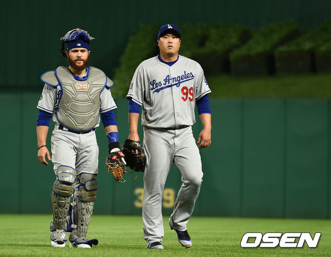 [OSEN=피츠버그(미국),박준형 기자] 불펜 피칭을 마친 류현진이 마틴과 더그아웃으로 들어오고 있다./ soul1014@osen.co.kr