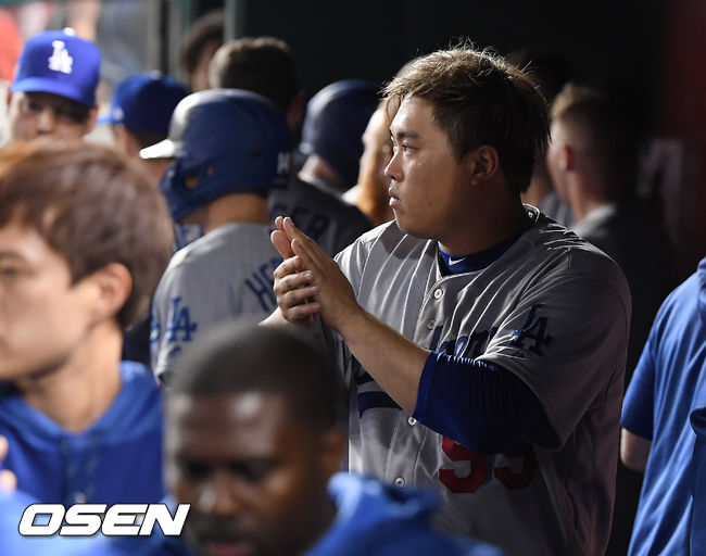 [OSEN=워싱턴 D.C.(미국), 박준형 기자] 7일(한국시간) 미국 워싱턴 D.C. 내셔널스 파크에서  2019 MLB 포스트시즌 내셔널리그 디비전시리즈(NLDS) 워싱턴 내셔널스와 LA의 다저스의 3차전이 진행됐다.6회초 2사 1,3루에서 LA 류현진이 마틴의 역전 적시타에 환호하고 있다. /soul1014@osen.co.kr