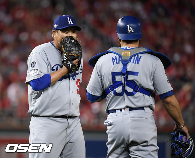 [OSEN=워싱턴 D.C.(미국), 박준형 기자] 7일(한국시간) 미국 워싱턴 D.C. 내셔널스 파크에서  2019 MLB 포스트시즌 내셔널리그 디비전시리즈(NLDS) 워싱턴 내셔널스와 LA의 다저스의 3차전이 진행됐다.4회말 1사 1,2루에서 워싱턴 커트 스즈키를 병살타로 처리한 LA 류현진이 포수 마틴과 이야기를 나누며 더그아웃으로 가고 있다. /soul1014@osen.co.kr