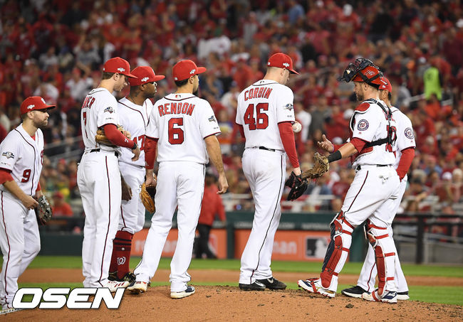 [OSEN=워싱턴 D.C.(미국), 박준형 기자] 7일(한국시간) 미국 워싱턴 D.C. 내셔널스 파크에서  2019 MLB 포스트시즌 내셔널리그 디비전시리즈(NLDS) 워싱턴 내셔널스와 LA의 다저스의 3차전이 진행됐다.6회초 역전을 허용한 워싱턴 코빈이 마운드를 내려가고 있다. /soul1014@osen.co.kr