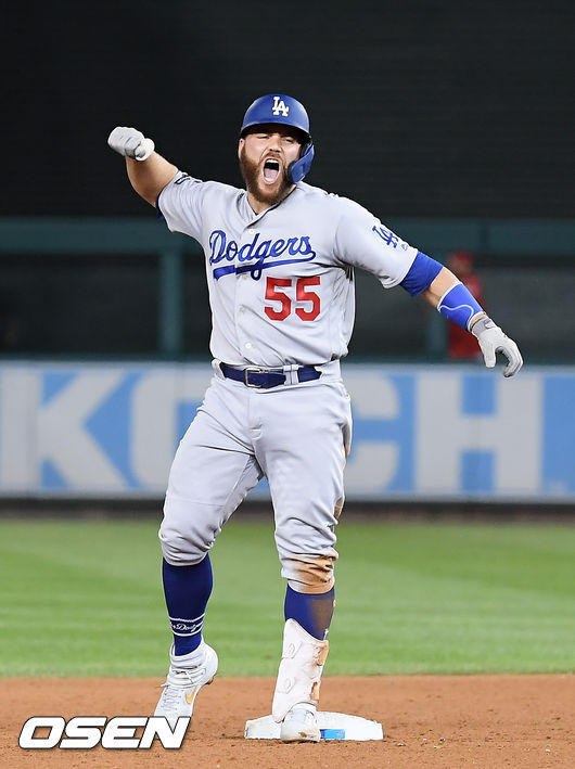 [OSEN=워싱턴 D.C.(미국), 박준형 기자] 7일(한국시간) 미국 워싱턴 D.C. 내셔널스 파크에서  2019 MLB 포스트시즌 내셔널리그 디비전시리즈(NLDS) 워싱턴 내셔널스와 LA의 다저스의 3차전이 진행됐다.6회초 2사 1,3루 LA 마틴이 역전 적시타를 치고 환호하고 있다. /soul1014@osen.co.kr