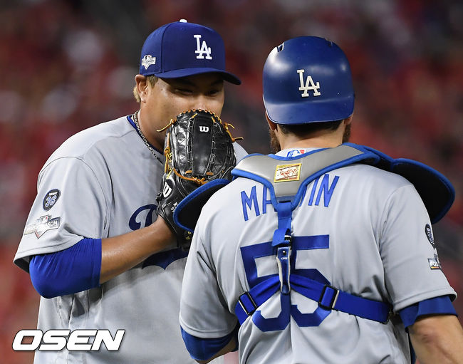 [OSEN=워싱턴 D.C.(미국), 박준형 기자] 7일(한국시간) 미국 워싱턴 D.C. 내셔널스 파크에서  2019 MLB 포스트시즌 내셔널리그 디비전시리즈(NLDS) 워싱턴 내셔널스와 LA의 다저스의 3차전이 진행됐다.4회말 1사 1,2루에서 워싱턴 커트 스즈키를 병살타로 처리한 LA 류현진이 포수 마틴과 이야기를 나누며 더그아웃으로 가고 있다. /soul1014@osen.co.kr