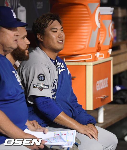 [OSEN=워싱턴 D.C.(미국), 박준형 기자] 7일(한국시간) 미국 워싱턴 D.C. 내셔널스 파크에서  2019 MLB 포스트시즌 내셔널리그 디비전시리즈(NLDS) 워싱턴 내셔널스와 LA의 다저스의 3차전이 진행됐다.5회초 LA 류현진이 마틴과 더그아웃에서 이야기를 나누고 있다. /soul1014@osen.co.kr