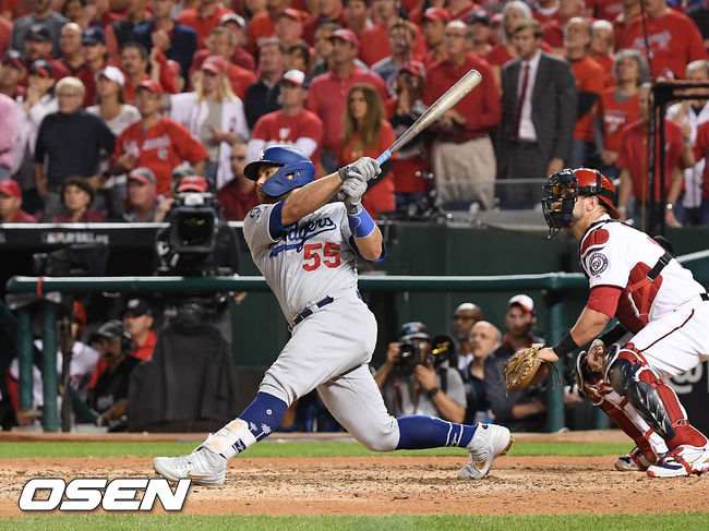 [OSEN=워싱턴 D.C.(미국), 박준형 기자] 7일(한국시간) 미국 워싱턴 D.C. 내셔널스 파크에서  2019 MLB 포스트시즌 내셔널리그 디비전시리즈(NLDS) 워싱턴 내셔널스와 LA의 다저스의 3차전이 진행됐다.6회초 2사 1,3루 LA 마틴이 역전 적시타를 치고 있다. /soul1014@osen.co.kr