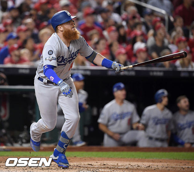 [OSEN=워싱턴 D.C.(미국), 박준형 기자] 7일(한국시간) 미국 워싱턴 D.C. 내셔널스 파크에서  2019 MLB 포스트시즌 내셔널리그 디비전시리즈(NLDS) 워싱턴 내셔널스와 LA의 다저스의 3차전이 진행됐다.3회초 2사에서 LA 저스틴 터너가 우월 2루타를 치고 있다. /soul1014@osen.co.kr