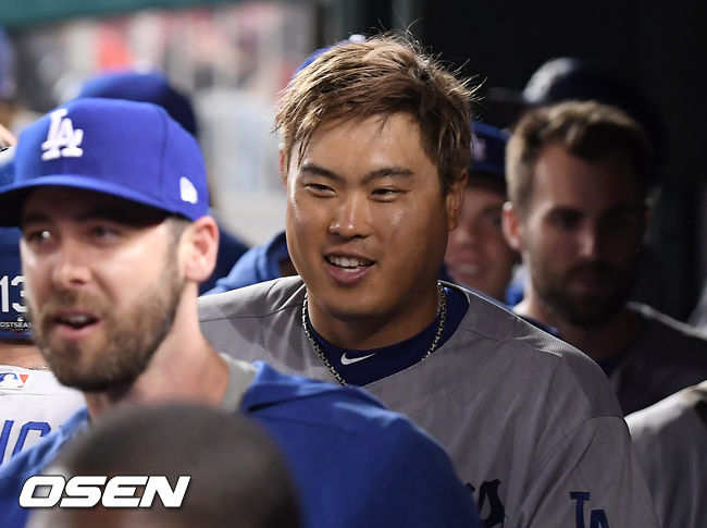 [OSEN=워싱턴 D.C.(미국), 박준형 기자] 7일(한국시간) 미국 워싱턴 D.C. 내셔널스 파크에서  2019 MLB 포스트시즌 내셔널리그 디비전시리즈(NLDS) 워싱턴 내셔널스와 LA의 다저스의 3차전이 진행됐다.6회초 2사 1,2루에서 LA 류현진이 저스틴 터너의 좌월 스리런 홈런에 환호하고 있다. /soul1014@osen.co.kr