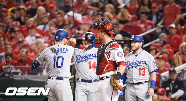 [OSEN=워싱턴 D.C.(미국),박준형 기자]6회에만 대거 7득점으로 빅이닝에 성공한 다저스는 워싱턴을 10-4로 제압,시리즈 전적 2승1패로 유리한 고지를 점했다. 류현진은 지난 2014년 NLCS 3차전(세인트루이스) 7이닝 무실점, 지난해NLDS 1차전(애틀랜타)에 이어 포스트시즌 개인 통산 3승째를 챙기는 데 성공했다.6회초 2사 1,2루 다저스 터너가 3점 홈런을 날린뒤 먼시와 기뻐하고 있다./ soul1014@osen.co.kr
