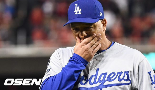 [OSEN=워싱턴 D.C.(미국), 박준형 기자]5회초 2사 1,3루 다저스 로버츠 감독이 유리아스를 교체시킨뒤 더그아웃으로 들어가고 있다. /soul1014@osen.co.kr