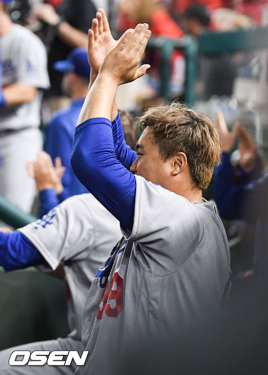 [OSEN=워싱턴 D.C.(미국),박준형 기자]6회에만 대거 7득점으로 빅이닝에 성공한 다저스는 워싱턴을 10-4로 제압,시리즈 전적 2승1패로 유리한 고지를 점했다. 류현진은 지난 2014년 NLCS 3차전(세인트루이스) 7이닝 무실점, 지난해NLDS 1차전(애틀랜타)에 이어 포스트시즌 개인 통산 3승째를 챙기는 데 성공했다.6회초 2사 1,2루 다저스 키케 에르난데스의 2타점 적시타때 류현진이 박수를 치며 기뻐하고 있다./ soul1014@osen.co.kr