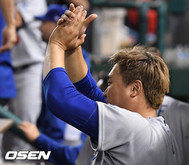 [OSEN=워싱턴 D.C.(미국), 박준형 기자] 7일(한국시간) 미국 워싱턴 D.C. 내셔널스 파크에서  2019 MLB 포스트시즌 내셔널리그 디비전시리즈(NLDS) 워싱턴 내셔널스와 LA의 다저스의 3차전이 진행됐다.6회초 2사 1,2루에서 LA 엔리케 에르난데스의 좌전 2타점 적시 2루타 때 류현진이 더그아웃에서 환호하고 있다. /soul1014@osen.co.kr