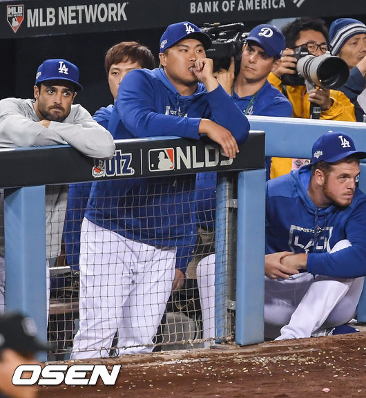 [OSEN=LA(캘리포니아주),박준형 기자]경기종료 후 류현진이 더그아웃을 떠나지 못한채 아쉬워하고 있다.  /soul1014@osen.co.kr