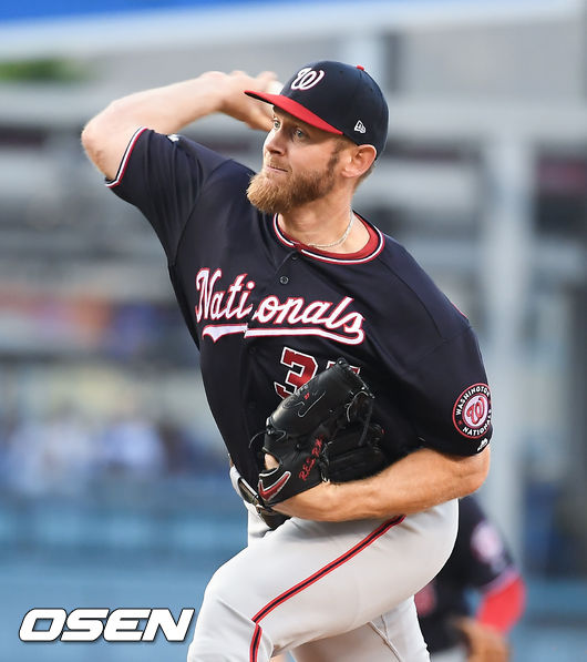 [OSEN=LA(캘리포니아주),박준형 기자]1회말 워싱턴 선발투수 스트라스버그가 역투하고 있다./ soul1014@osen.co.kr