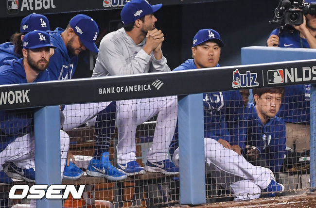 [OSEN=LA(캘리포니아주),박준형 기자]연장 10회말 패색이 짙어지자 류현진이 더그아웃에서 어두운 표정으로 더그아웃에 앉아 있다.  /soul1014@osen.co.kr