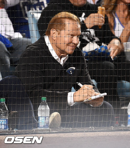 [OSEN=LA(미국 캘리포니아주),박준형 기자]스트라스버그 호투에 미소 짓는 스캇 보라스. / soul1014@osen.co.kr