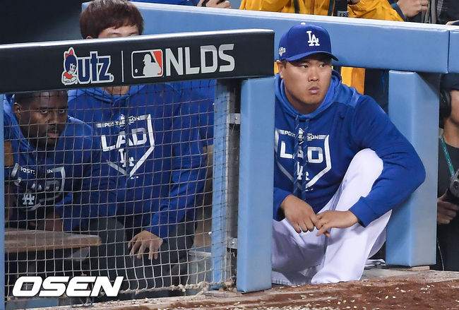 [OSEN=LA(캘리포니아주),박준형 기자] 디비전시리즈 5차전 연장 10회말 류현진이 더그아웃에 앉아 어두운 표정으로 경기를 지켜보고 있다. /soul1014@osen.co.kr