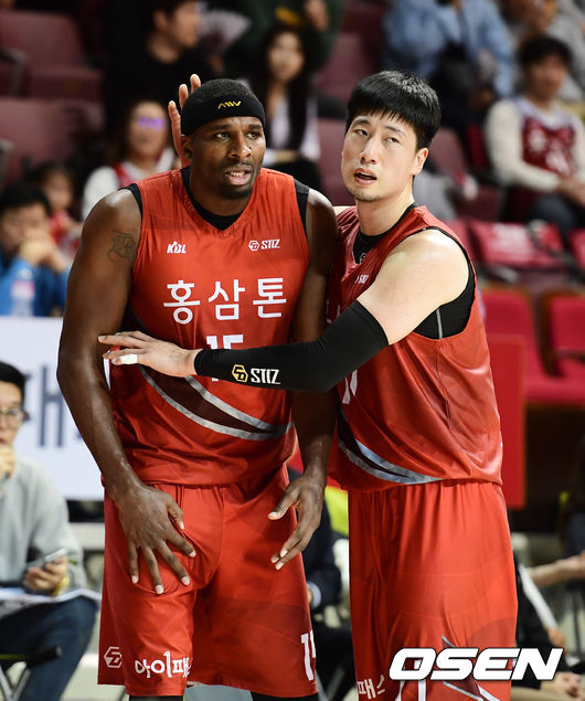 [OSEN=지형준 기자]3쿼터 KGC 양희종이 파울 선언에 흥분한 브라운을 다독이고 있다. /jpnews@osen.co.kr