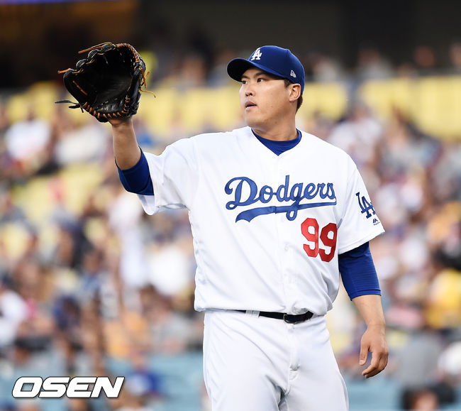 [OSEN=LA(미국),박준형 기자]류현진이 마운드에 올라 경기를 준비하고 있다./ soul1014@osen.co.kr