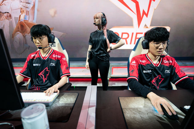 '쵸비' 정지훈(왼쪽)과 '바이퍼' 박도현.  /라이엇 게임즈 플리커.