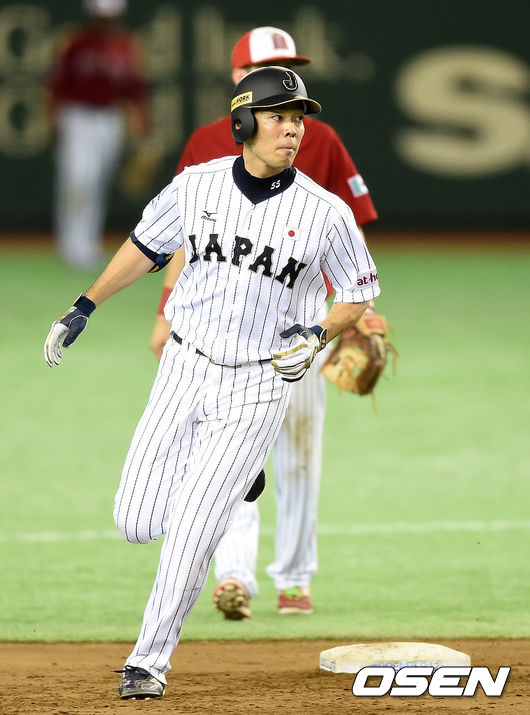 [OSEN=도쿄(일본), 지형준 기자]7회말 일본 아키야마가 투런포를 날리며 7회 10점 차이 콜드게임 승리를 거두고 있다./jpnews@osen.co.kr