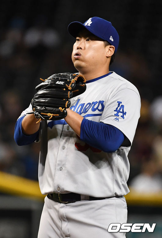 [OSEN=피닉스(미국 애리조나주), 최규한 기자]LA 선발 류현진이 마운드 위에서 숨을 고르고 있다./dreamer@osen.co.kr