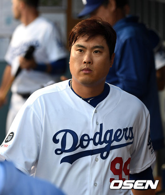 [OSEN=LA(미국 캘리포니아주), 최규한 기자] 류현진이 그라운드를 바라보고 있다. /dreamer@osen.co.kr