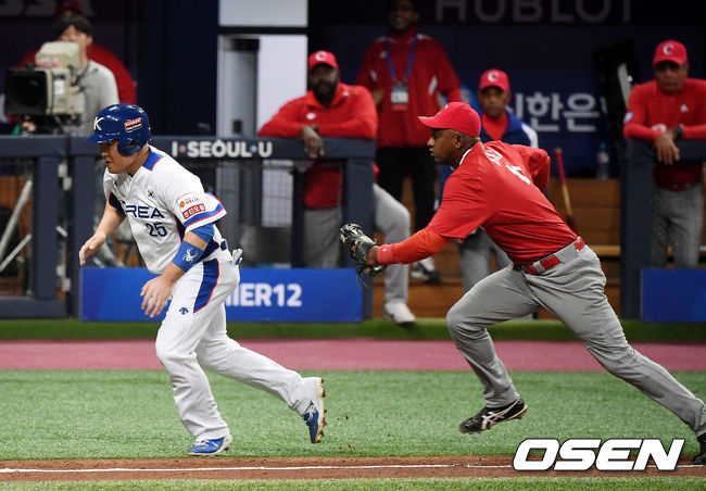 [OSEN=고척, 곽영래 기자]2회말 1사 2,3루 한국 양의지가 허경민의 3루수 앞 땅볼때 런다운에 걸려 아웃당하고 있다, /youngrae@osen.co.kr