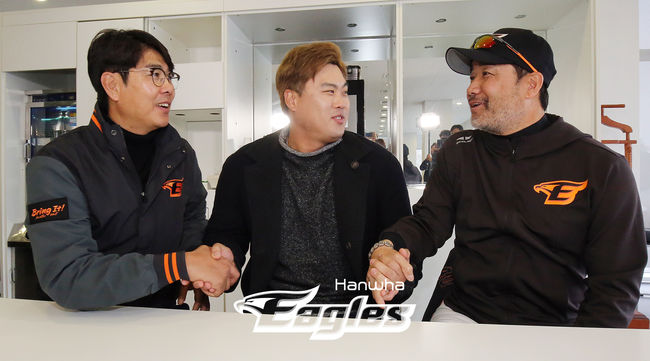 정민철 단장-류현진-한용덕 감독(왼쪽부터) /한화 이글스 제공
