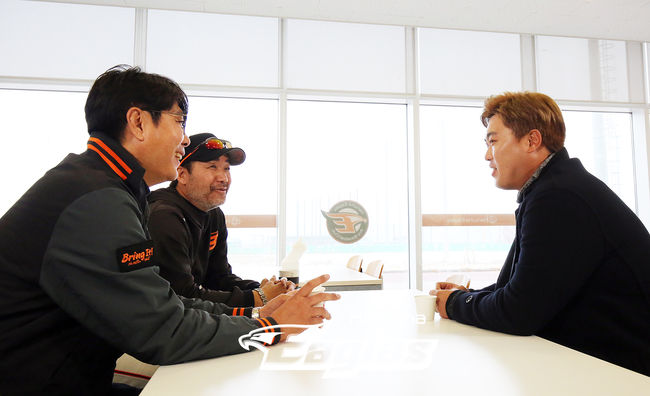 정민철 단장, 한용덕 감독과 이야기하는 류현진(오른쪽) /한화 이글스 제공